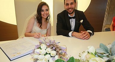 Hatay'dan İzmir'e tedavi için gitti... Hasta hemşire aşkında mutlu imza atıldı