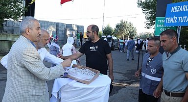 Kabir ziyareti yapan vatandaşlara şeker ve lokum ikramı