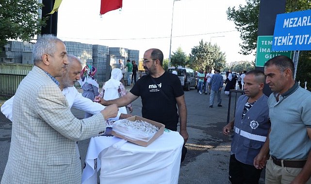 Kabir ziyareti yapan vatandaşlara şeker ve lokum ikramı