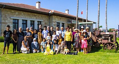 Kadınlar sabah çilek tarlasında, akşam tiyatro provasında