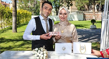 Kayseri Talas'ta taze çiftlere 'mini yastık' hediyesi