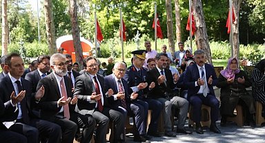Kayseri'de şehitlere dua ve karanfil