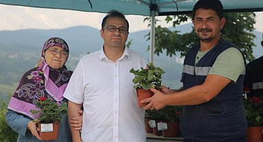 Kocaeli Büyükşehir mezarlıklarda çiçek dağıttı