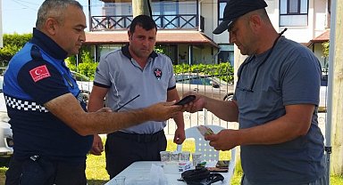 Kocaeli Büyükşehir Zabıtası para dolu çantayı sahibine ulaştırdı