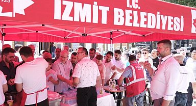 Kocaeli İzmit Belediyesi'nden vatandaşa helva ve cüz