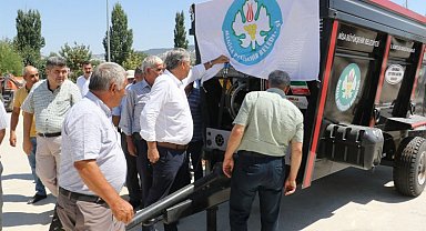 Manisa Selendi'de katı gübre dağıtma römorku çiftçilerin kullanımında