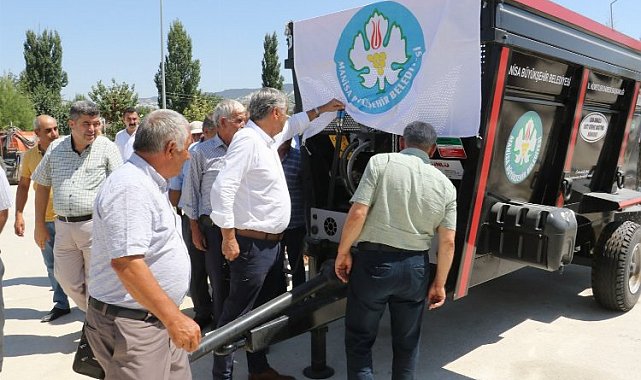 Manisa Selendi'de katı gübre dağıtma römorku çiftçilerin kullanımında