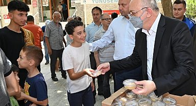 Manisa'da Başkan Ergün'den arife günü helva ikramı