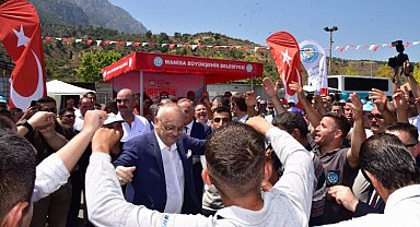 Manisa'da işçilerden ek zam teşekkürü... Başkan'la karşılıklı göbek attılar