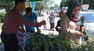 Manisa'da kabir ziyaretlerinde gül suyu ile karşılama