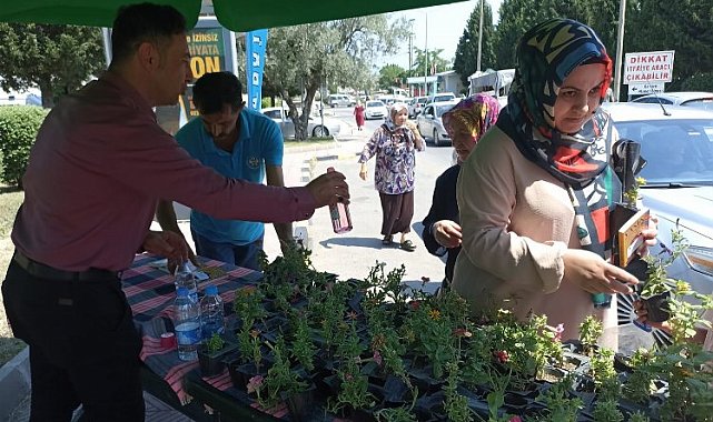 Manisa'da kabir ziyaretlerinde gül suyu ile karşılama