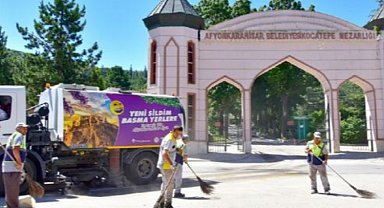 Mezarlıklarda bayram temizliği