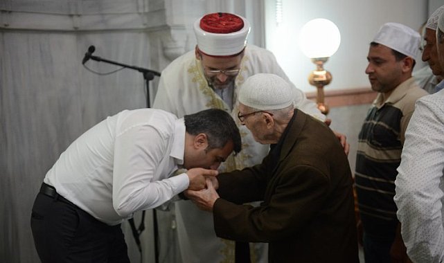 Oktay Yılmaz vatandaşlarla bayramlaştı