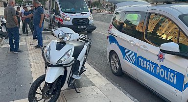 Otomobilin sıkıştırdı, motosiklet kaldırıma çarptı: 2 yaralı