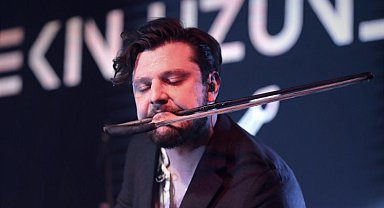 Sahneden indi tarlaya koştu
