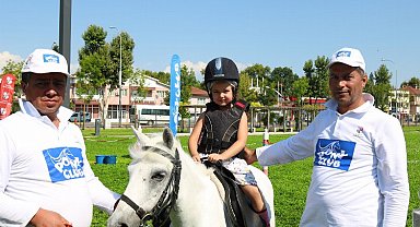 Sakaryalı çocuklar 'Millet'te pony atlarına bindi