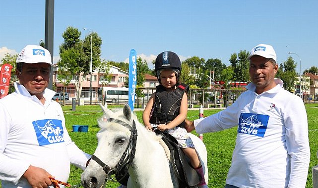 Sakaryalı çocuklar 'Millet'te pony atlarına bindi