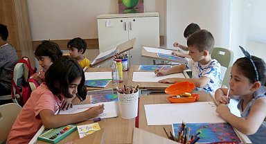 Sakaya Gençlik Merkezi'nde kendilerini keşfediyorlar