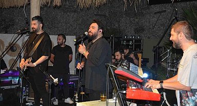 Sakiler grubu Çeşme'de 196'ıncı konserini verdi