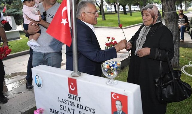 Şehitliklerde buruk bayram