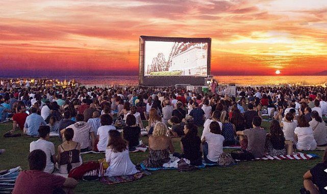 Tatil beldelerinde popüler filmler açık havada izlenecek