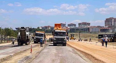 Trafiğe kapatılan yolda yoğun çalışma