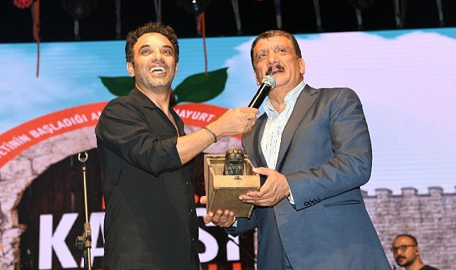Uğur Aslan ve Buray 'Kayısı Festivali'nde coşturdu