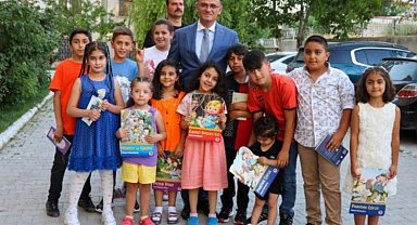 Vali amcadan çocuklara bayram hediyesi
