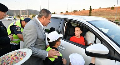 Vali trafik denetiminde! Çocuklara düdük, araç sürücülerine kolonya, çikolata