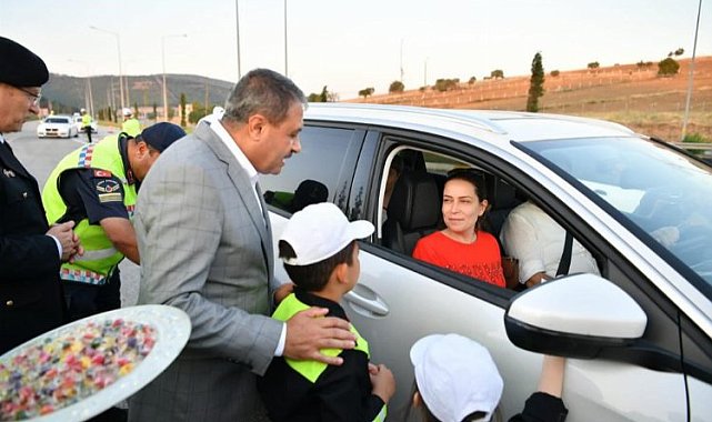 Vali trafik denetiminde! Çocuklara düdük, araç sürücülerine kolonya, çikolata