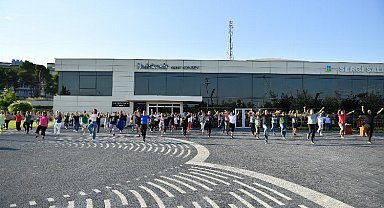 100'ncü yılda 10 kadınla Zeybek şov