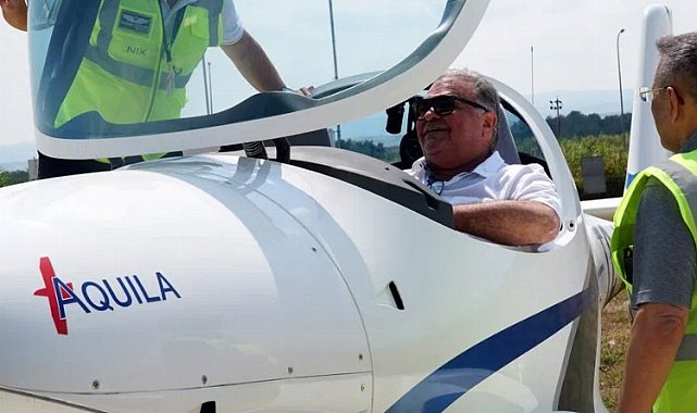 Ahmet Özal Aquila'nın kokpitinde