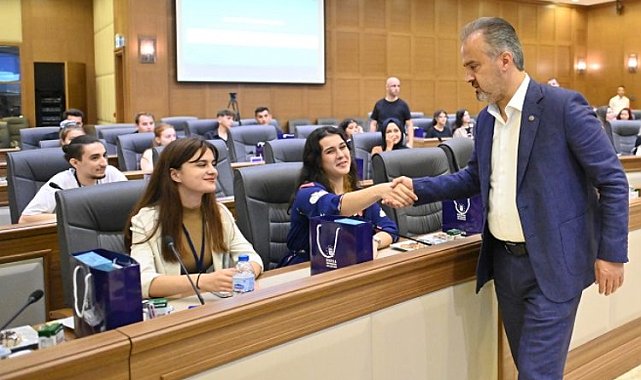Alinur Aktaş stajyerlerle buluştu