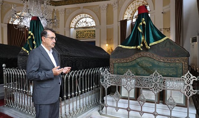 Bakan Dönmez, 2. Abdülhamid Han Türbesi'ni ziyaret etti