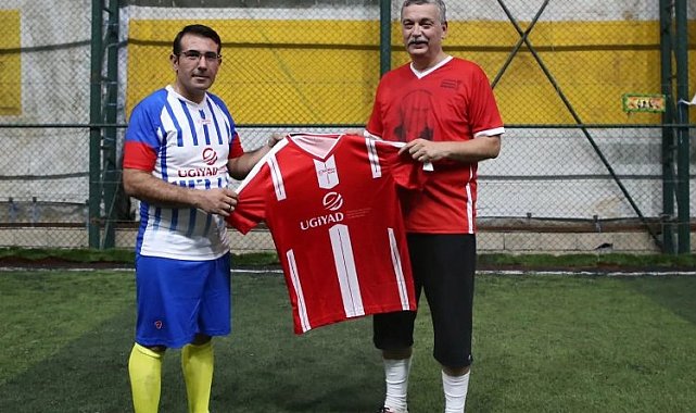 Başkan Güvenç gazetecilerle beraber ter döktü
