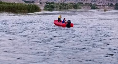 Bingöl'de nehirde mahsur kalan vatandaşları AFAD kurtardı