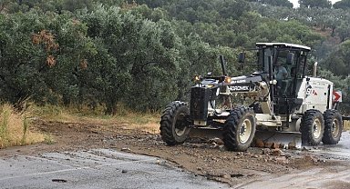 Bursa Gemlik'te yağıştan kapanan yola anında müdahale