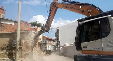Bursa Osmangazi'de 2 tehlikeli metruk daha yıkıldı