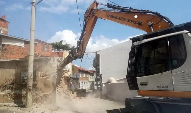 Bursa Osmangazi'de 2 tehlikeli metruk daha yıkıldı
