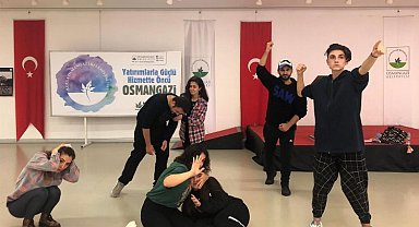 Bursa Osmangazi'de gençler tiyatro öğreniyor