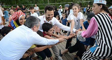 Bursa Yıldırım'daki geleneksel şenlikte Başkan Yılmaz çocuklarla oynadı