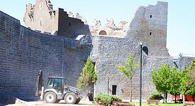 Diyarbakır'ın 'Surlarda Diriliş'i sürüyor... Benusen'de çevre düzenlemesi