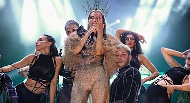 Hande Yener'den İzmir Aliağa'da muhteşem performans