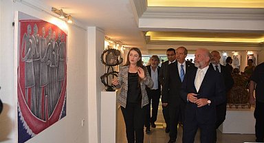 İpek üzerine işlenen 'Evren' görücüye çıktı