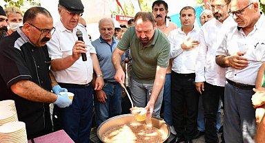 İzmir Çiğli'de aşure lokması ikramı