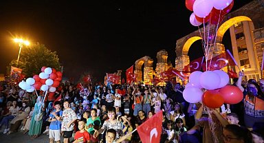 İzmir Efes Selçuk'tan gökyüzüne kırmızı-beyaz balonlar bırakıldı
