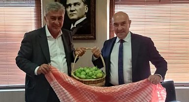 İzmir Güzelbahçe'den Başkan Tunç'a bardacıklı davetiye