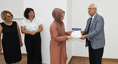 İzmir Karabağlar'da 'Kız Kardeşlerin' belgeleri Başkan'dan