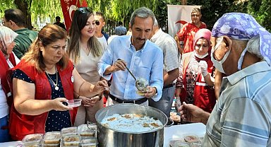 İzmir Urla'da Türk Kızılay'dan aşure ikramı