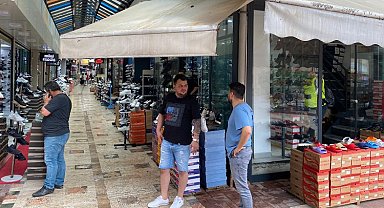 İzmit Belediyesi yağmurdan zarar gören çarşı esnafının yanında